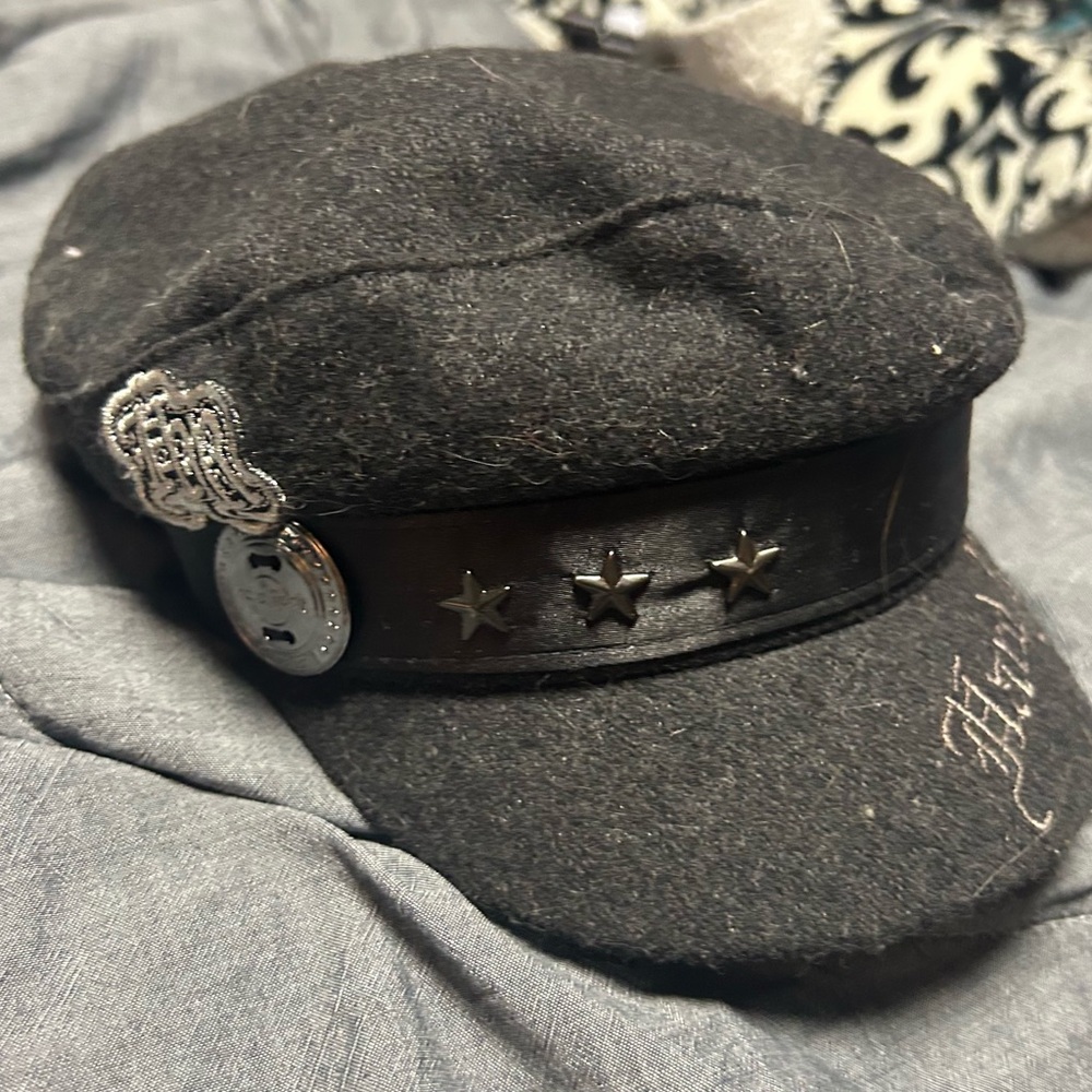Black Star-Embellished Wool Newsboy Cap
HARD ROCK CAFE